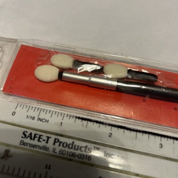 Targeted Placement Sponge Blending Eye Shadow Brush W/2 Extra Replacement Tips - Picture 3 of 9